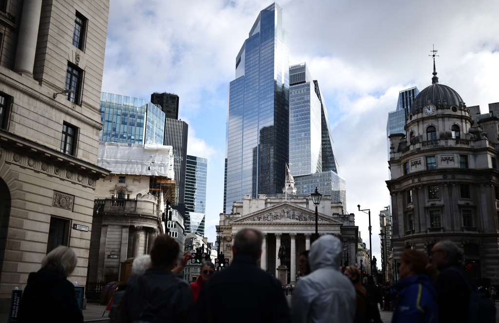 Rising UK inflation, debt knocks govt ahead of budget