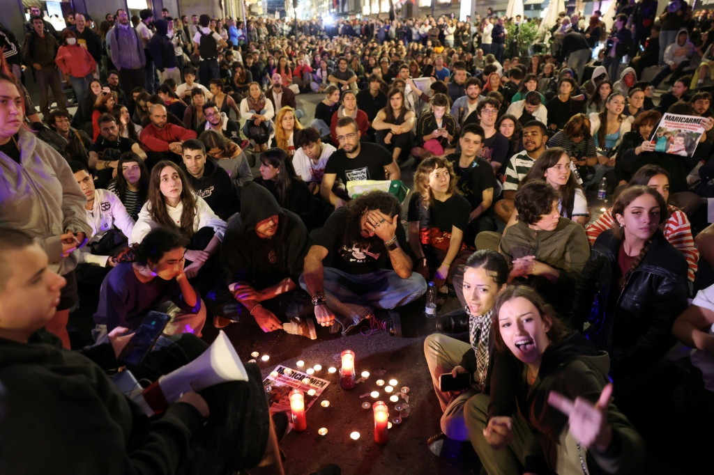 Protesters in Madrid wept, embraced each other and lit candles in memory of Maricarmen Abascal — Thomas COEX / AFP