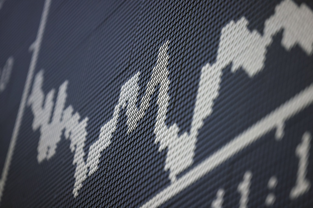 Stocks sink as traders brace for tech earnings, central bank decisions