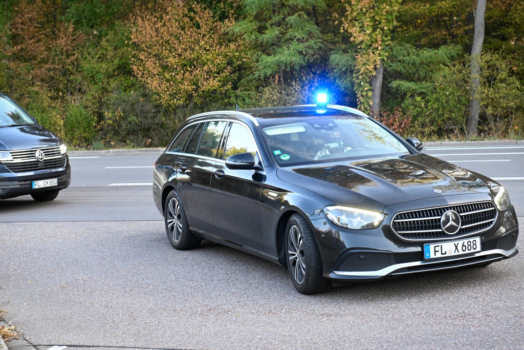 A police convoy arrives at the German Federal Supreme Court ahead of an appearance by former spy chief August Hanning — THOMAS KIENZLE / AFP