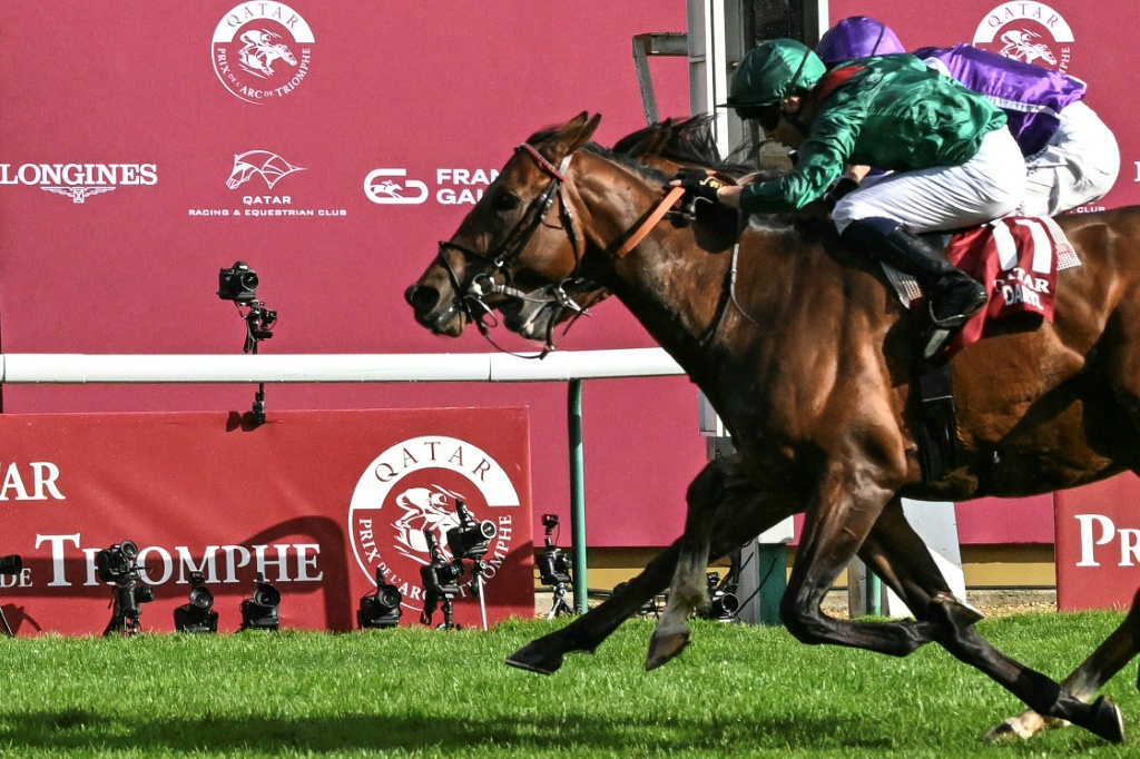 Minnie Hauk (rear) hopes to go one better this year and avenge her narrow defeat by Daryz in the Arc — Anna KURTH / AFP
