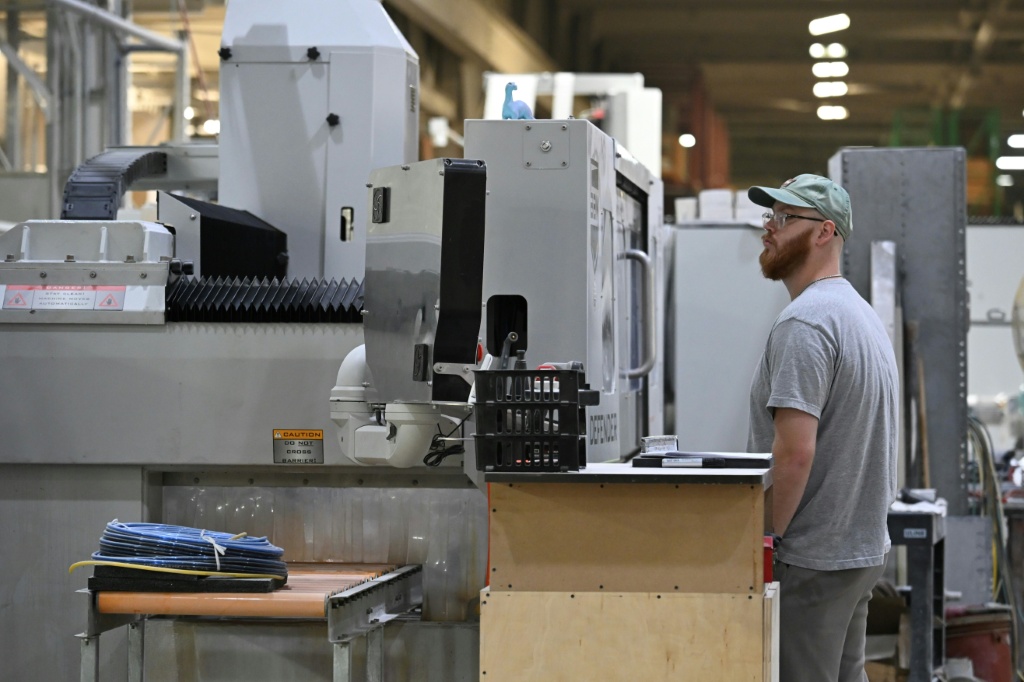 A worker at Sam Miller's factory, which produces kitchen and bathroom products, in Warren, Ohio, — Chloe FERREUX / AFP