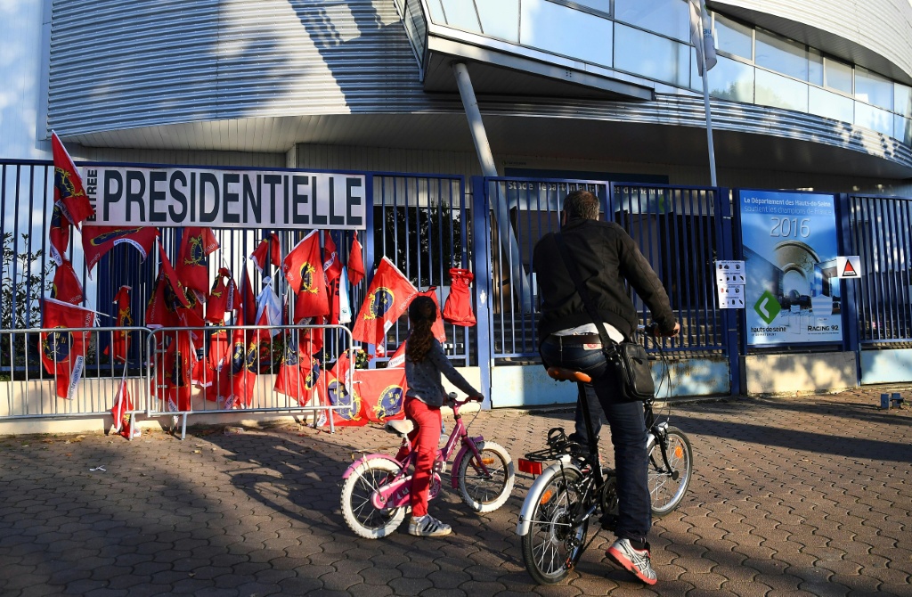 Munster flags outside Stade Yves-du-Manoir after Anthony Foley's death in 2016 — FRANCK FIFE / AFP