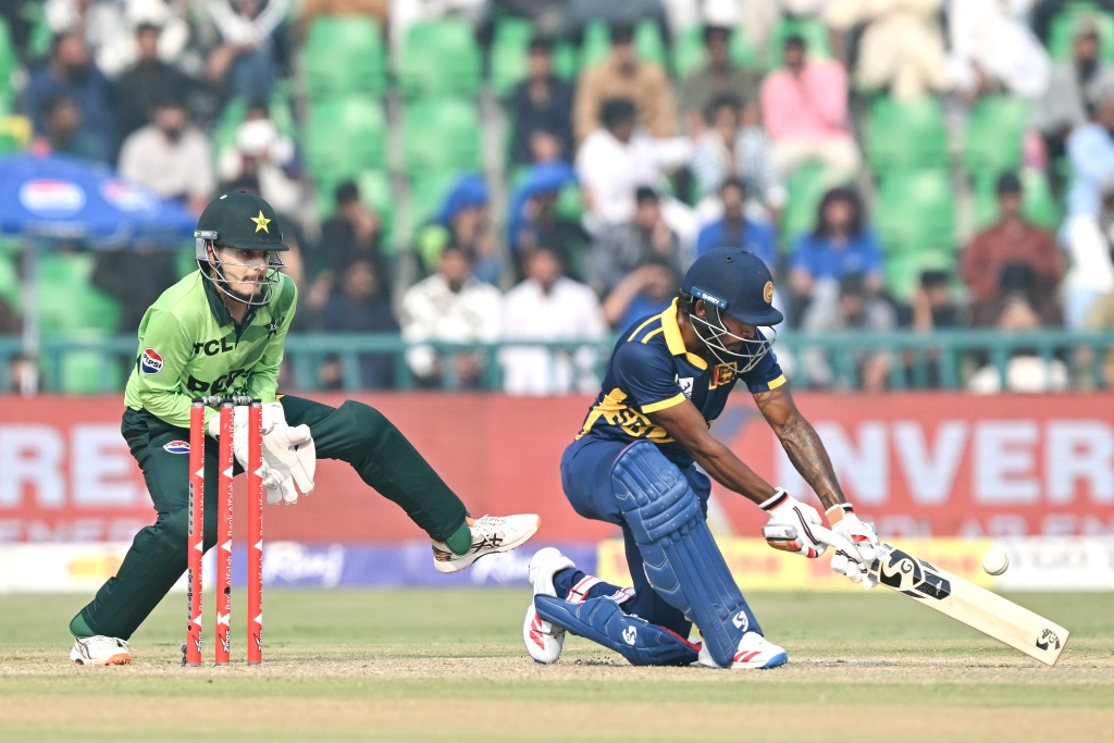 Kamindu hits maiden ODI ton as Sri Lanka set Pakistan 326 in final