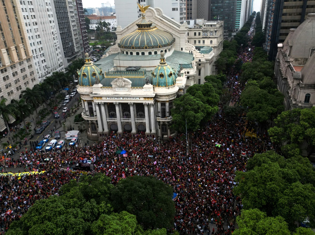 Protesters evoked life under Jair Bolsonaro, who was in office from 2019 to 2022 and is remembered for his handling of the pandemic, which claimed more than 700,000 lives in Brazil, the second-highest death toll in the world after the United States — MAURO PIMENTEL / AFP