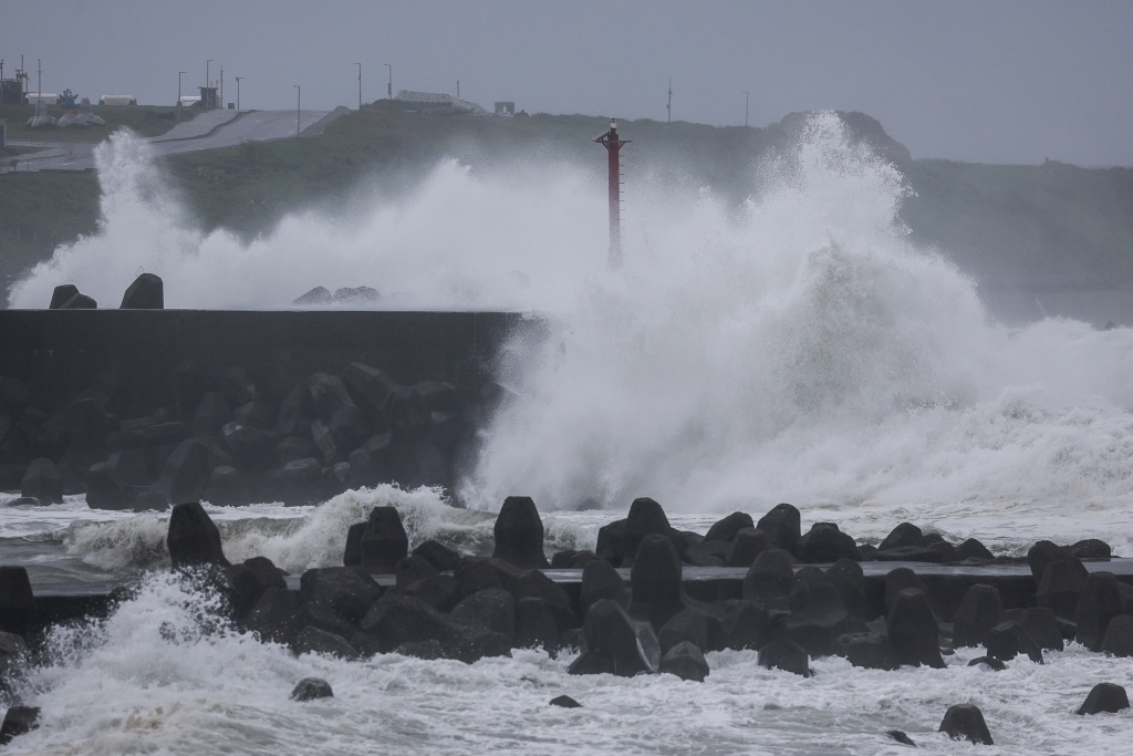 Typhoon Champi Brushes Past Taiwan: One Dead, More Than 500 Hurt as the Storm Turns Toward China and Japan