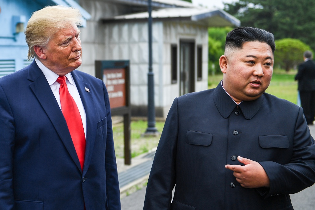 Ahead of APEC summit, Trump comes knocking on Kim's door