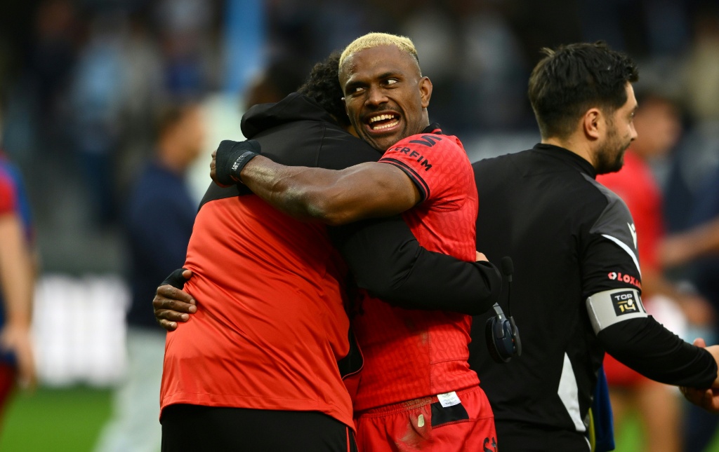 Jiuta Wainiqolo (R) has scored six tries in the Top 14 this season — Gaizka IROZ / AFP