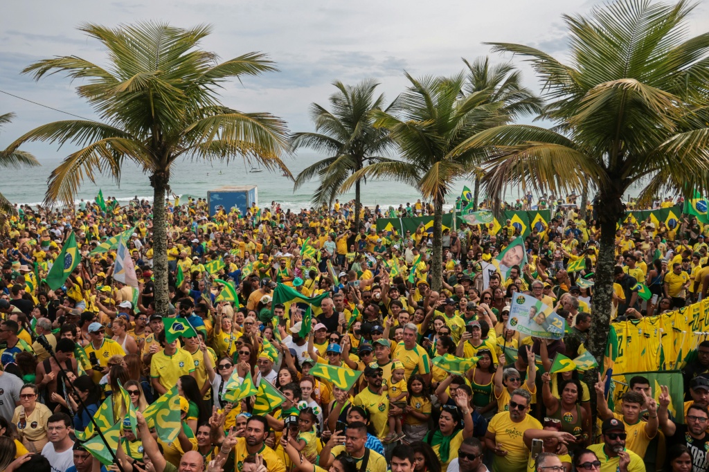 Flavio Bolsonaro fired up the right, drawing massive crowds during his campaign — Douglas SHINEIDR / AFP