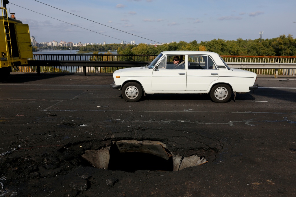 Moscow has now taken to targeting Kyiv's bridges — Mykola TYMCHENKO / AFP