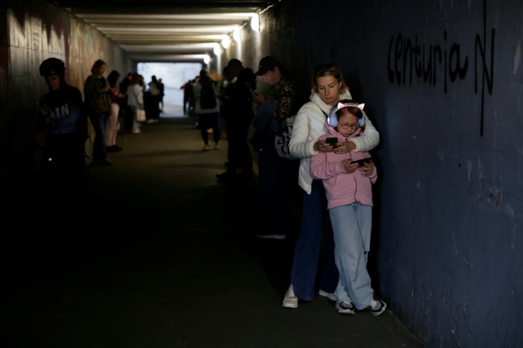 Kyiv's residents are forced to constantly adapt strategies to stay safe — Mykola TYMCHENKO / AFP