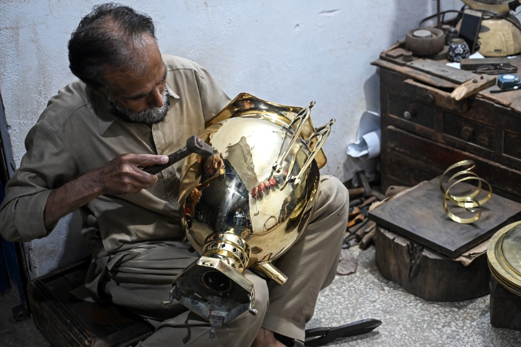 Pakistan's last antique restorers give old treasures new life