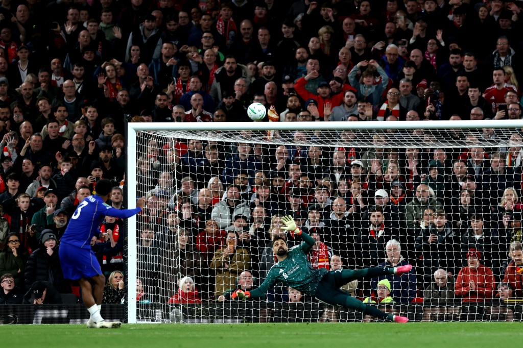Liverpool beat Chelsea in League Cup shoot-out, Man City survive scare