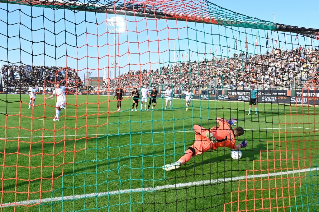 Venezia goalkeeper saves a penalty from Napoli's Kevin de Bruyne — ANDREA PATTARO / AFP