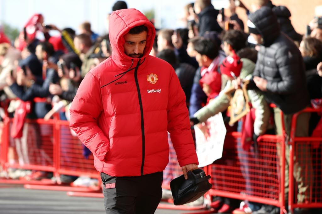 Man Utd's Fernandes dropped by Carrick after Como outburst