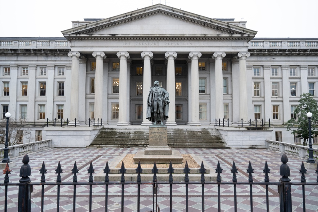 US budget deficit grows to nearly $2 trillion, highest since 2021