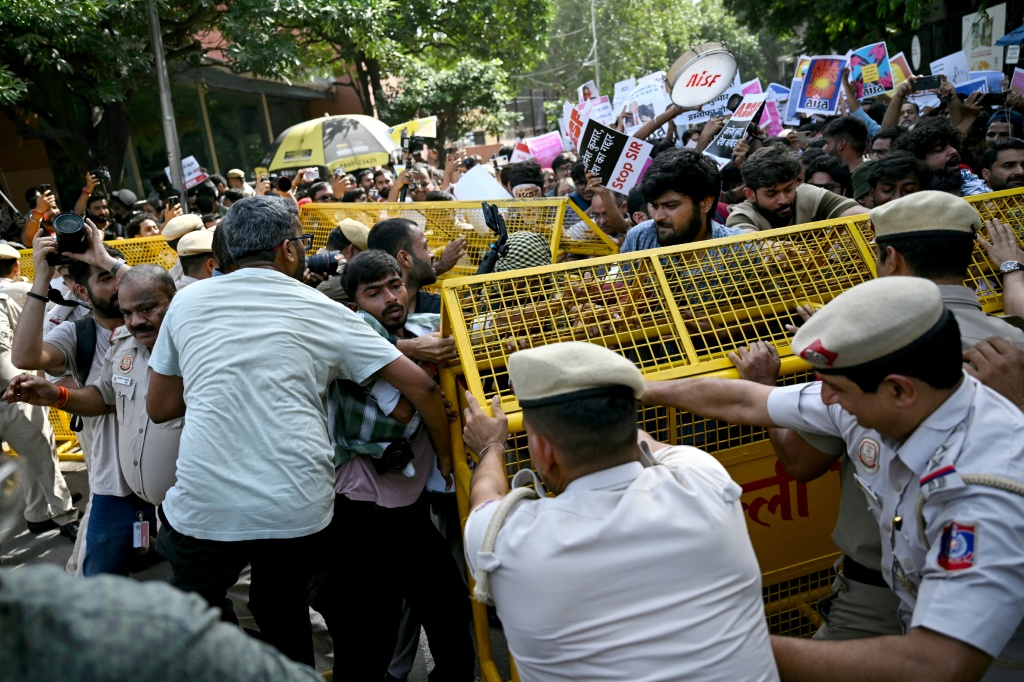 India detains protesters demanding election chief resignation