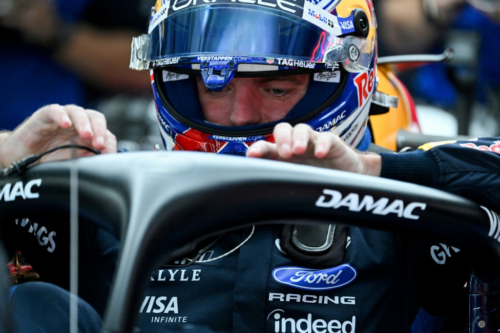 Verstappen goes own way to avoid the rain