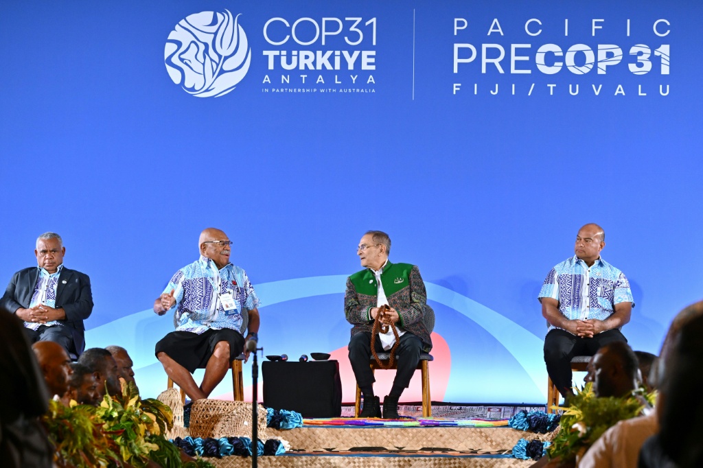 Leaders visit Pacific atoll at frontline of climate change
