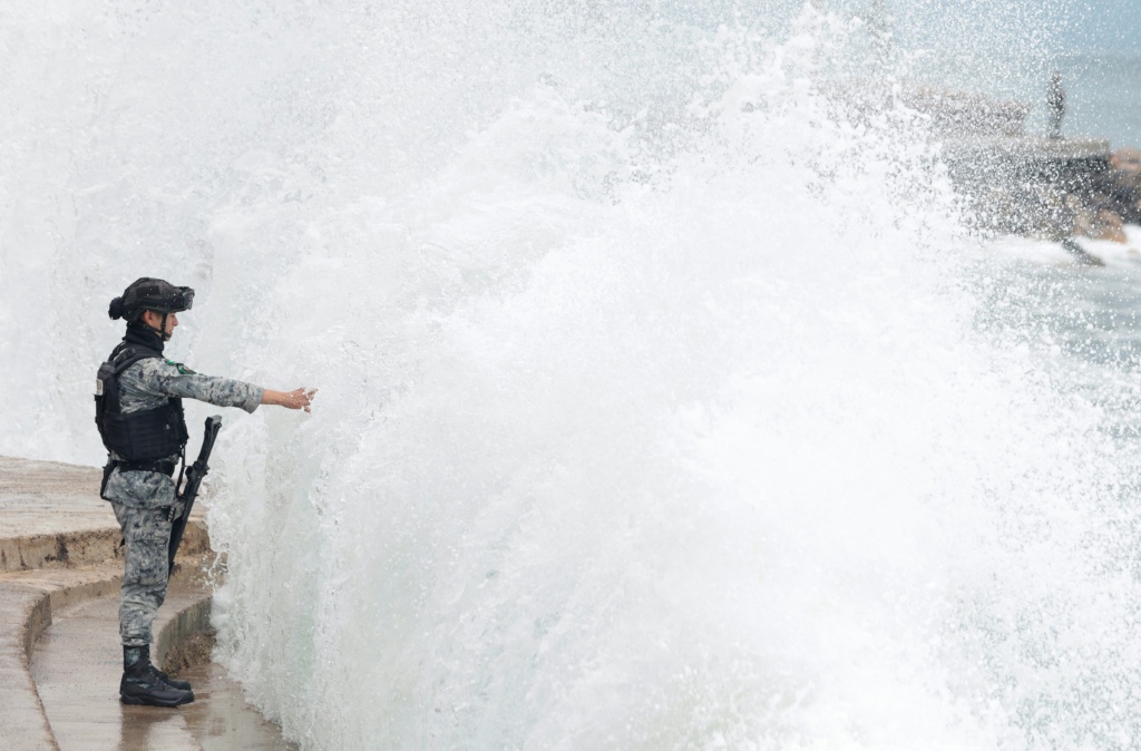 One dead as Hurricane Simon creeps along Mexico's Pacific coast