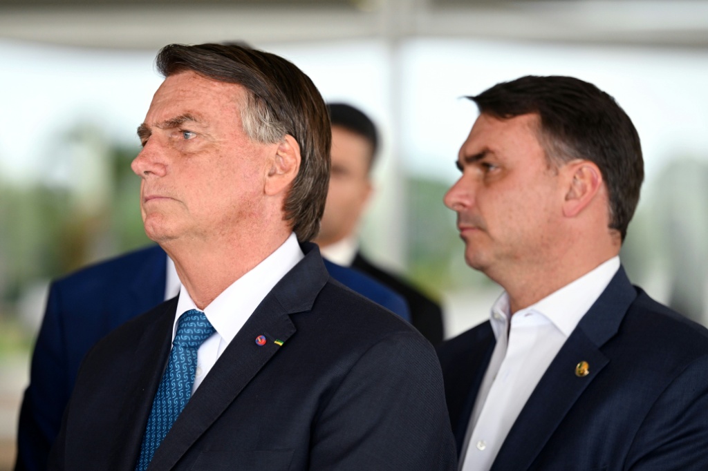 Former Brazilian president Jair Bolsonaro (L) and his son Flavio Bolsonaro, whose own campaign for president has ended in defeat, are seen during a press conference in Brasilia in 2022 — EVARISTO SA / AFP