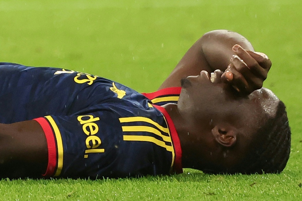 Arsenal's Bukayo Saka covers his face after his injury against Bayern Munich on Wednesday — Karl-Josef HILDENBRAND / AFP