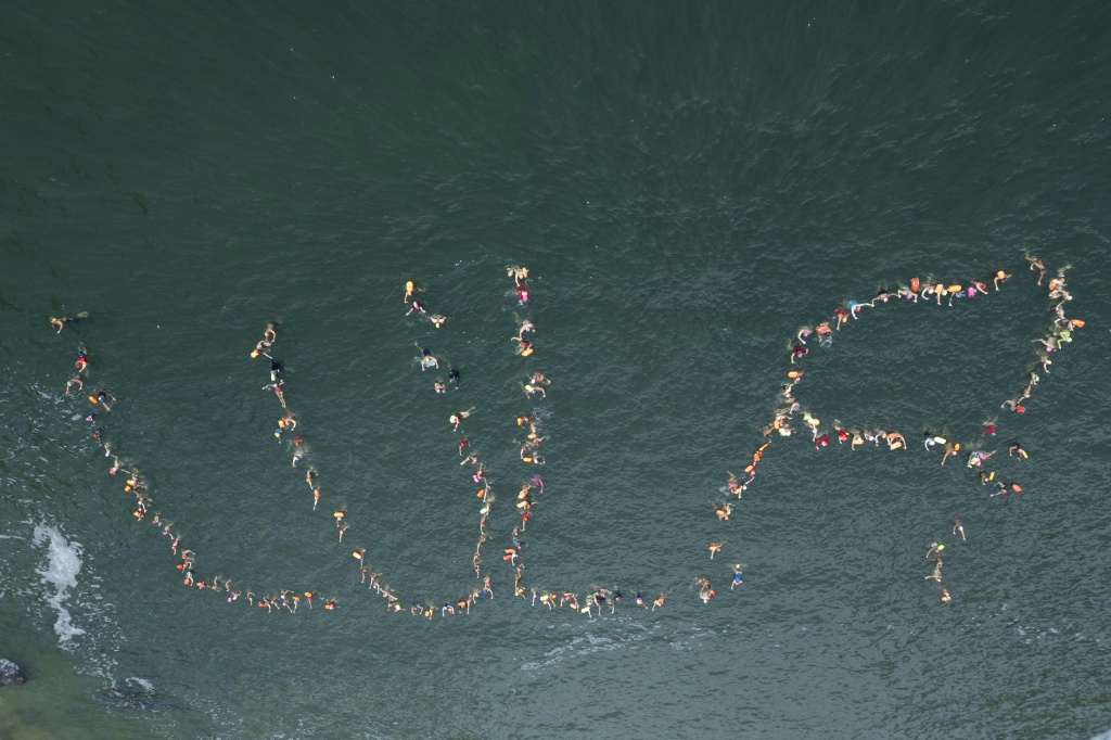 In Rio de Janeiro, swimmers at the Praia Vermelha beach joined in formation to spell out Lula's name in the water — Pablo PORCIUNCULA / AFP