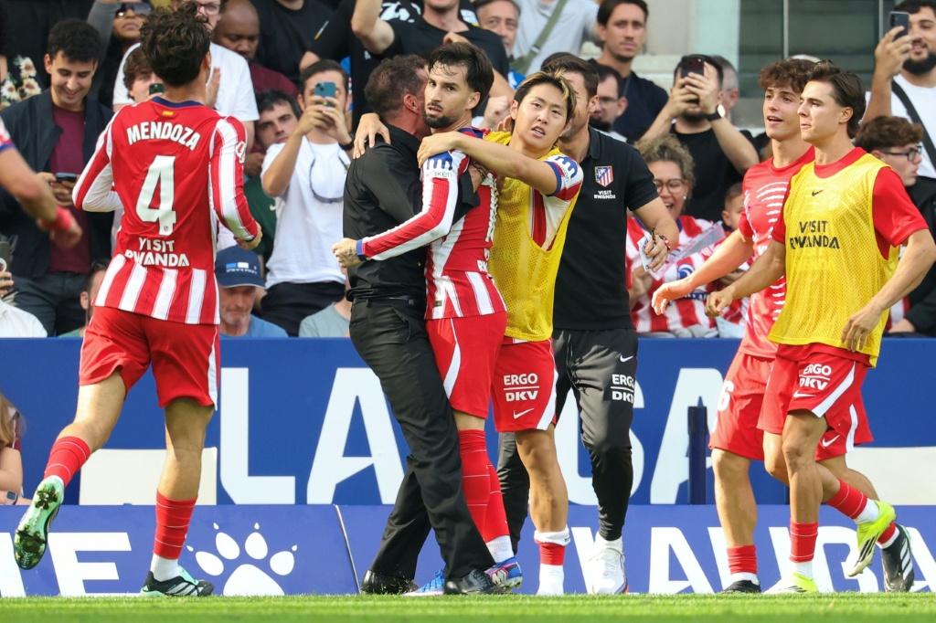 Alex Baena celebrates his last-gasp winner for Atletico Madrid at Espanyol on Saturday in La Liga — Lluis GENE / AFP