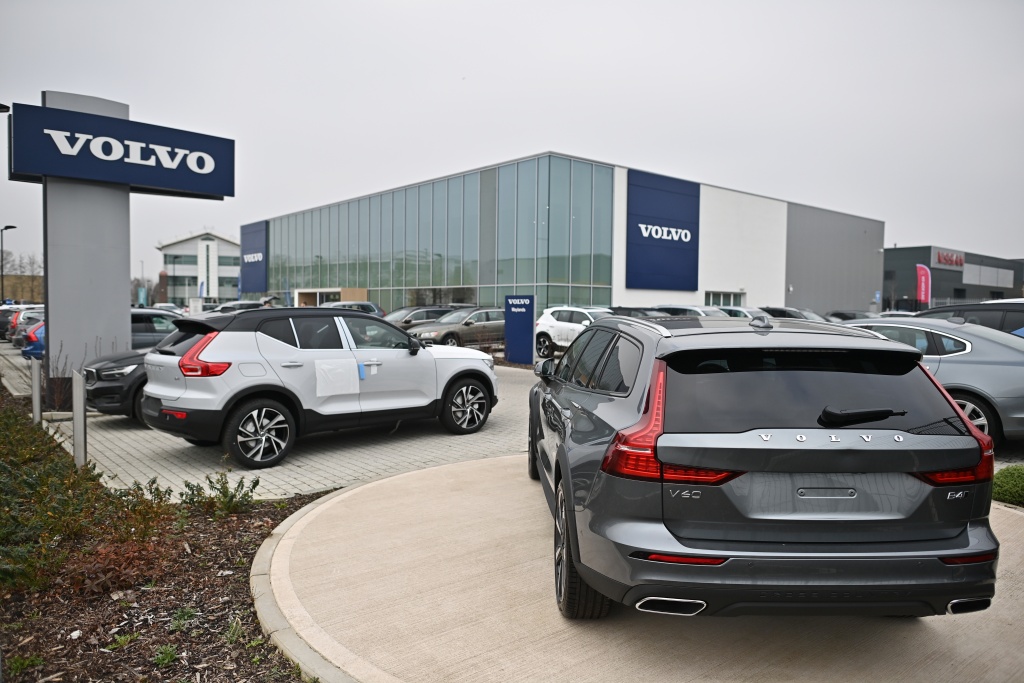 Volvo Cars shares plunge on losses, job cuts