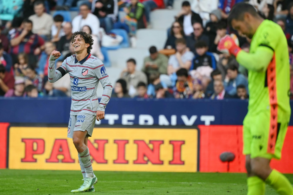 Atletico beat Levante to move top above Barcelona