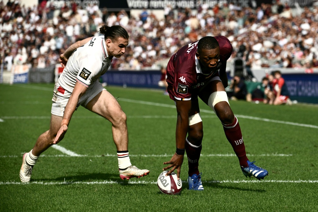 Grandidier-Nkanang double takes Pau to Top 14 summit despite Vannes fightback
