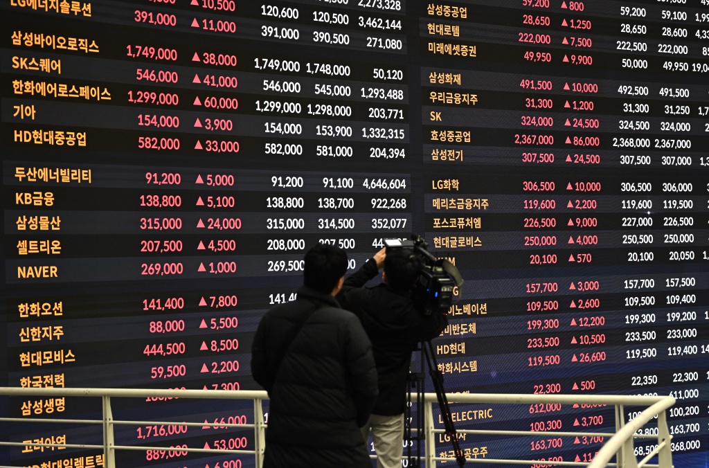 Asian stocks mixed ahead of weekend as tech recovers early losses