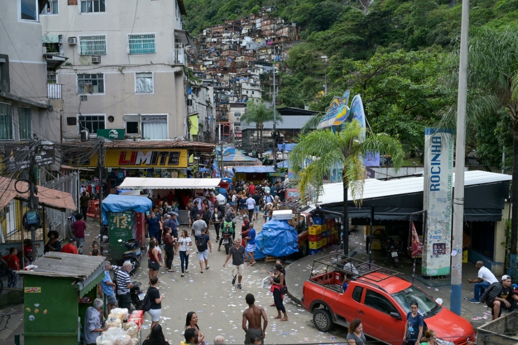 Huge lines twist around voting stations in Brazil’s largest favela Rocinha — TERCIO TEIXEIRA / AFP