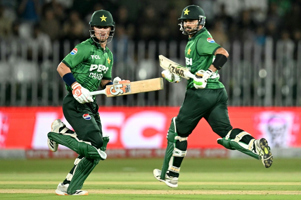 Sadaqat, Imran help Pakistan thump Sri Lanka to seal T20 series