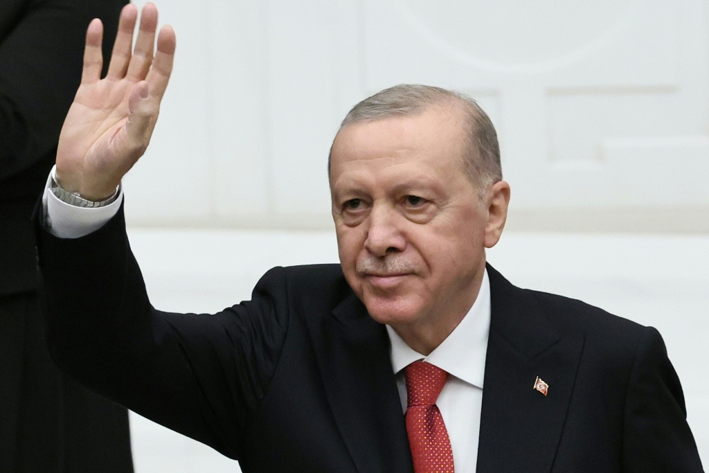 Mayor of opposition stronghold Izmir defects to Erdogan party