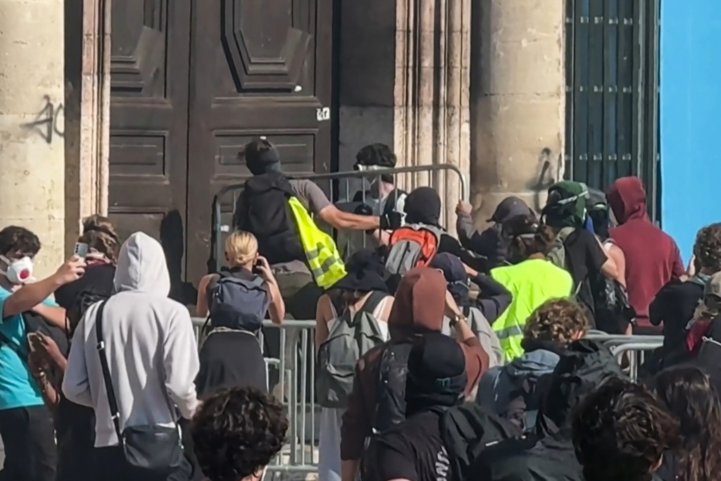 Protesters used a security barrier to ram their way into the town hall in Marseille — Viken KANTARCI / AFP
