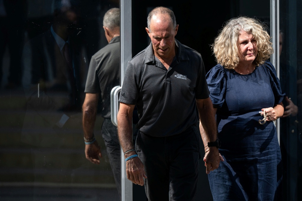 Martin (L) and Debra (R) Robinson, the parents of Australian brothers Callum and Jake Robinson, who were murdered during a surfing trip in April 2024 traveled to Mexico to demand justice for their children — Guillermo Arias / AFP