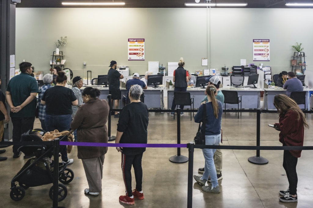 People in line at a Tucson food bank, an increasingly frequented resource following Republican cuts to food assistance — Olivier Touron / AFP