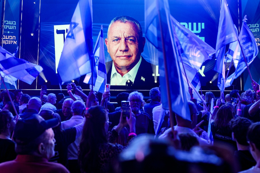 Supporters of the Yashar party led by Gadi Eisenkot, Israel's former military chief of staff, attend the party's final campaign rally in Tel Aviv on October 25, 2026 — Jack GUEZ / AFP