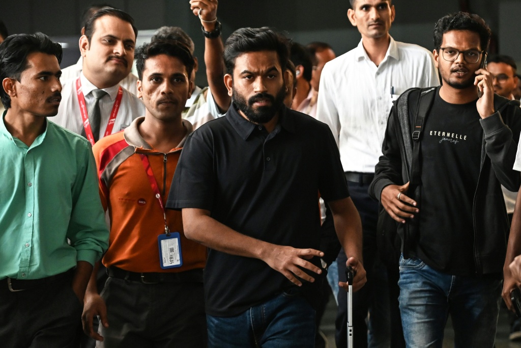Indian activist Abhijeet Dipke (C) calls on supporters of the 'cockroach' movement to protest across the country — STR / AFP