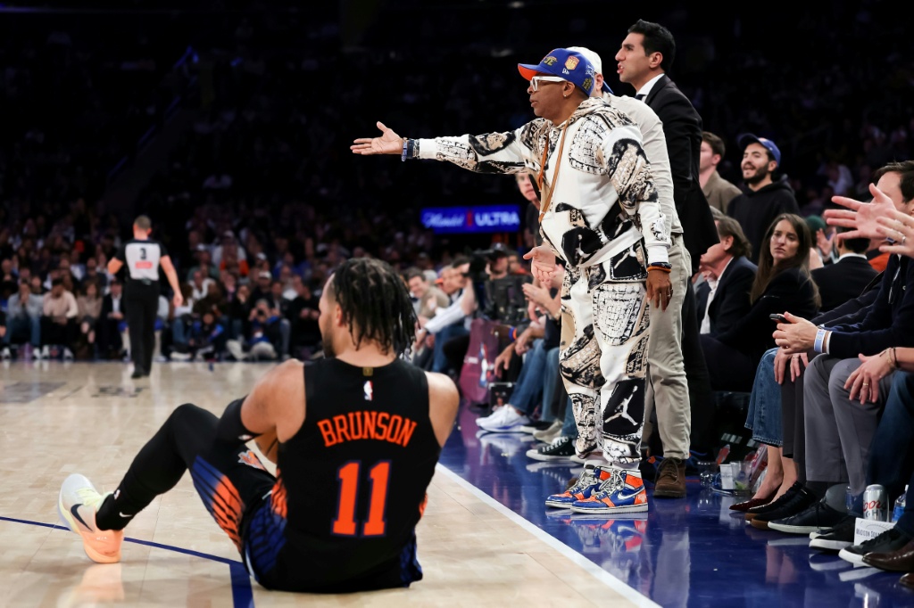 Reigning champ Knicks earn first win against Pistons