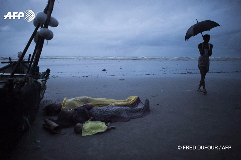 © FRED DUFOUR / AFP 28 septembre 2017 – Bangladesh - Les corps de réfugiés Rohingyas reposent sur le rivage de la plage d’Inani près de Cox’s Bazar. AFP PHOTO / FRED DUFOUR