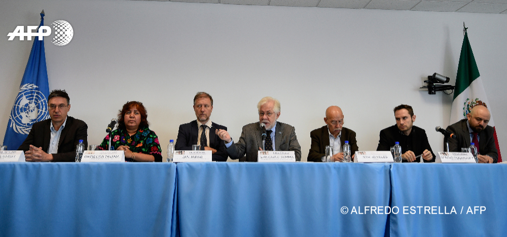 De G à D : Le journaliste AFP français Sylvain Estibal, la veuve du journaliste mexicain Javier Valdez, Griselda Triana, le représentant mexicain du Haut Commissaire aux droits de l'homme Jan Jarab, le directeur du Centre d'information des Nations Unies au Mexique, Giancarlo Summa, le journaliste mexicain Jose Reveles, le journaliste espagnol Sergio Rodriguez et le journaliste italien Federico Mastrogiovanni sont photographiés lors de la cérémonie de lancement du Prix Breach-Valdez, à Mexico, le 22 mars 2018.