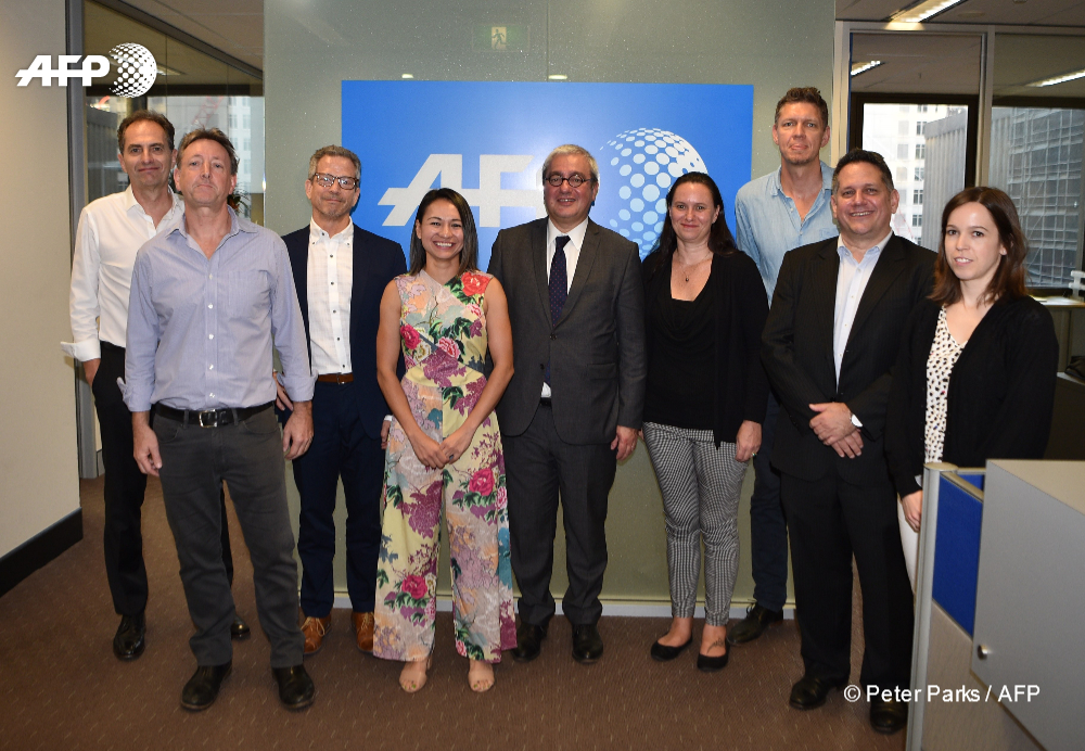 De gauche à droite : Philippe Massonnet, Directeur régional Asie-Pacifique, Martin Parry, Chef de la rédaction du bureau de Sydney, David Millikin, directeur du bureau de Sydney, Glenda Kwek, journaliste, Emmanuel Hoog, Président-Directeur Général de l'Agence France-Presse, Trevecca Tiro, commerciale, Daniel De Carteret, journaliste texte et vidéo, Marc Lavine, Responsable Commercial et Marketing Asie Pacifique, Jelena Admoni, rédactrice au desk allemand.