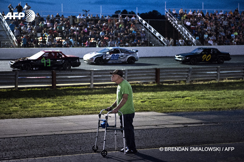 © BRENDAN SMIALOWSKI / AFP 19 mai 2017 – Etats-Unis, Alamance County - Un homme assiste à une course automobile sur le circuit d’Ace Speedway en Caroline du Nord. © BRENDAN SMIALOWSKI / AFP
