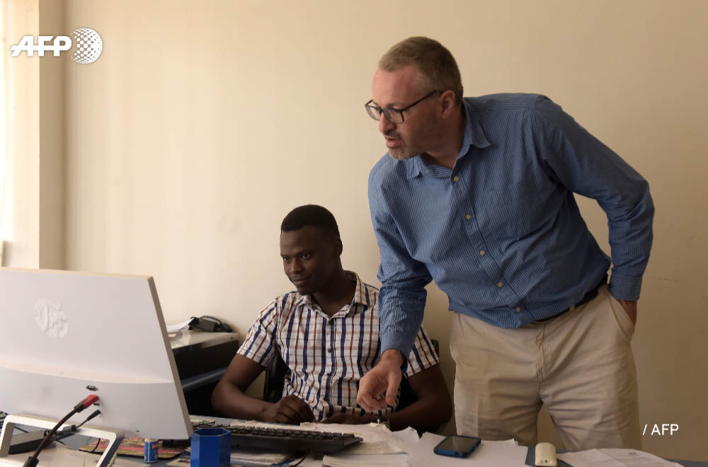 Le directeur du bureau AFP de Dakar Selim Saheb Ettaba avec un des candidats issu de l’école de journalisme du CESTI.