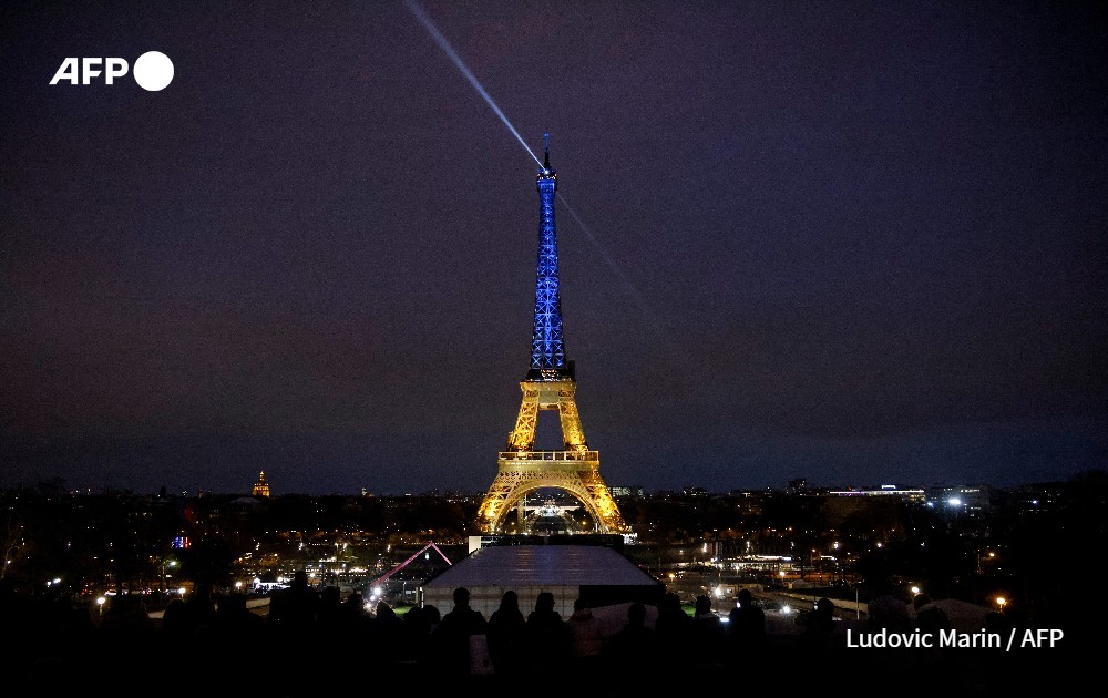 eiffel tower lits colours ukrainian flag