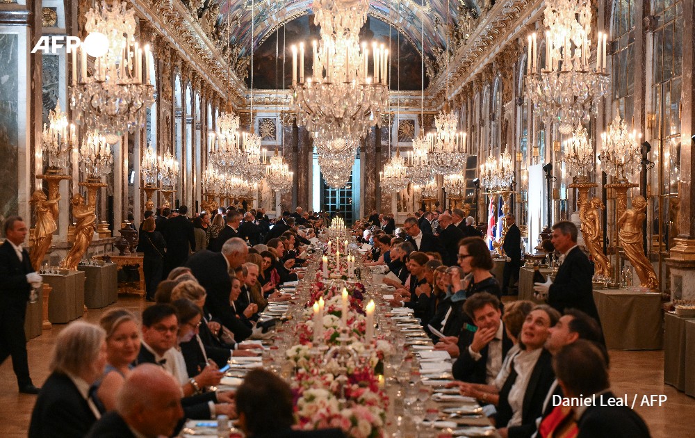 Guests attend a state banquet at the Palace of Versailles