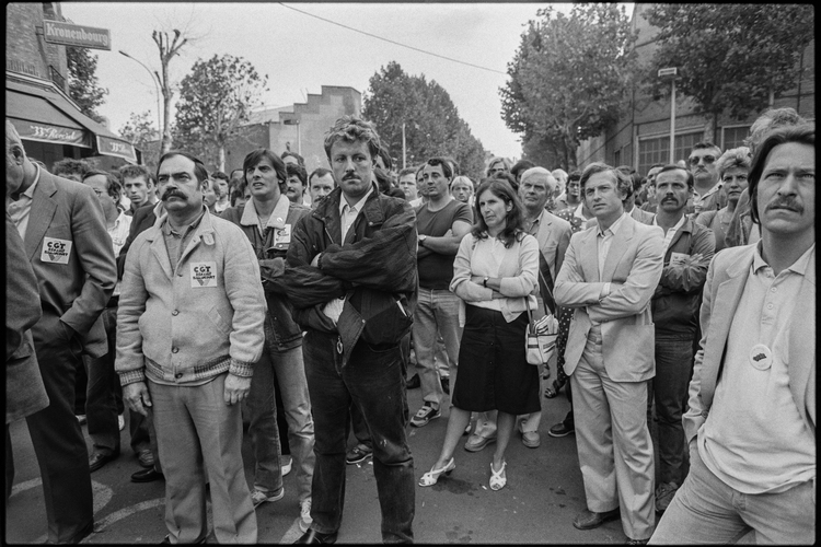 Des ouvriers de la Régie Renault de Boulogne-Billancourt manifestent le 8 août 1986 devant le siège de l’entreprise contre les mesures de licenciement annoncées. © Michel Clément / AFP