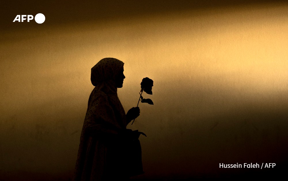 A young Iraqi girls with a flower